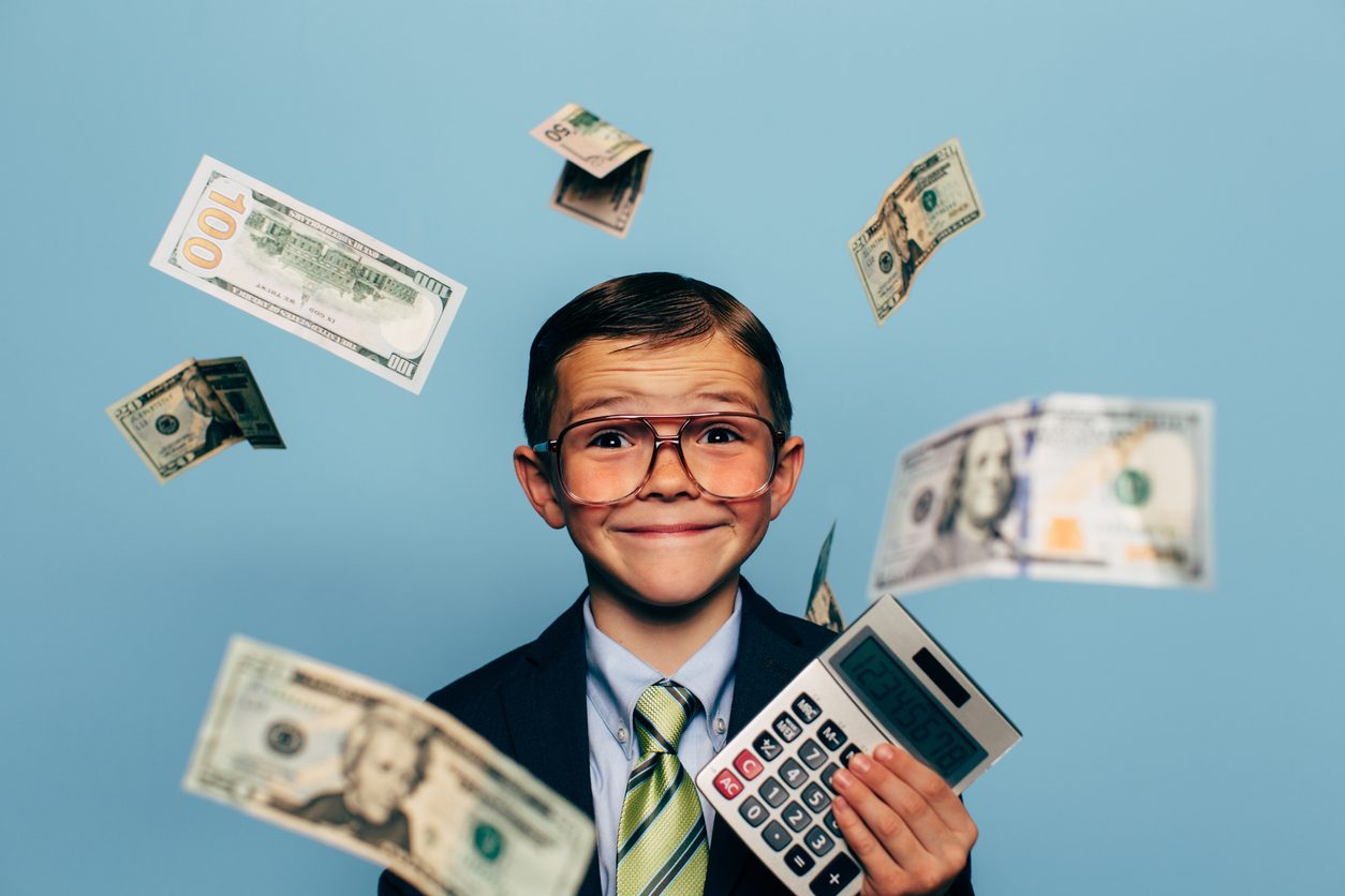 iStock/ تعليم الطفل توفير المال