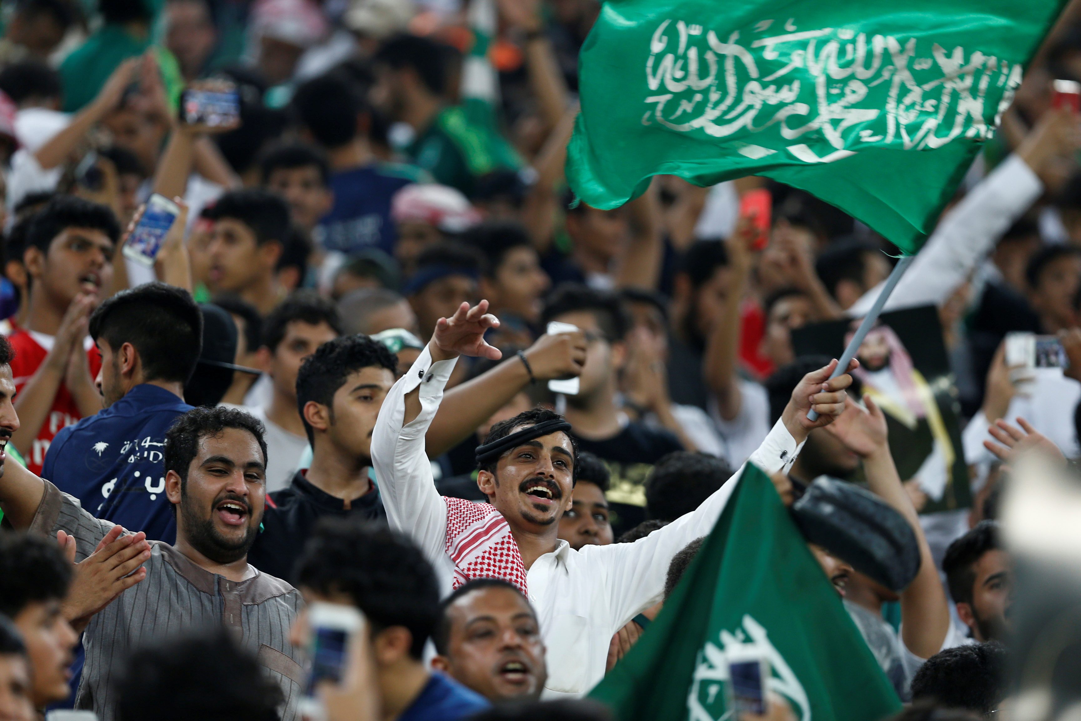 شجع منتخب السعودية في موسكو… كيف تحسب أقل تكلفة سفر إلى مونديال روسيا؟