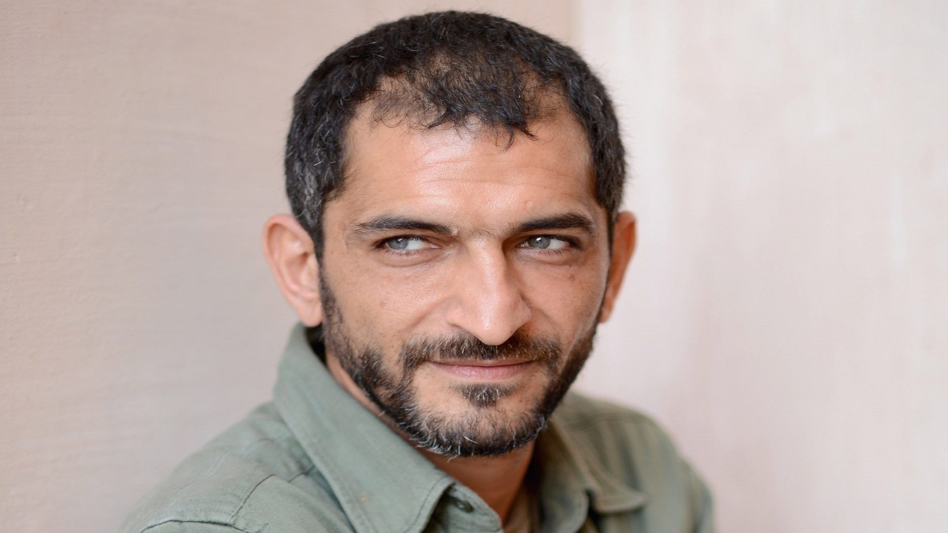 عمرو واكد يكسب الدعوى وينشر صورة الحكم على تويتر: حبس منتج مسلسل “الحرباية”