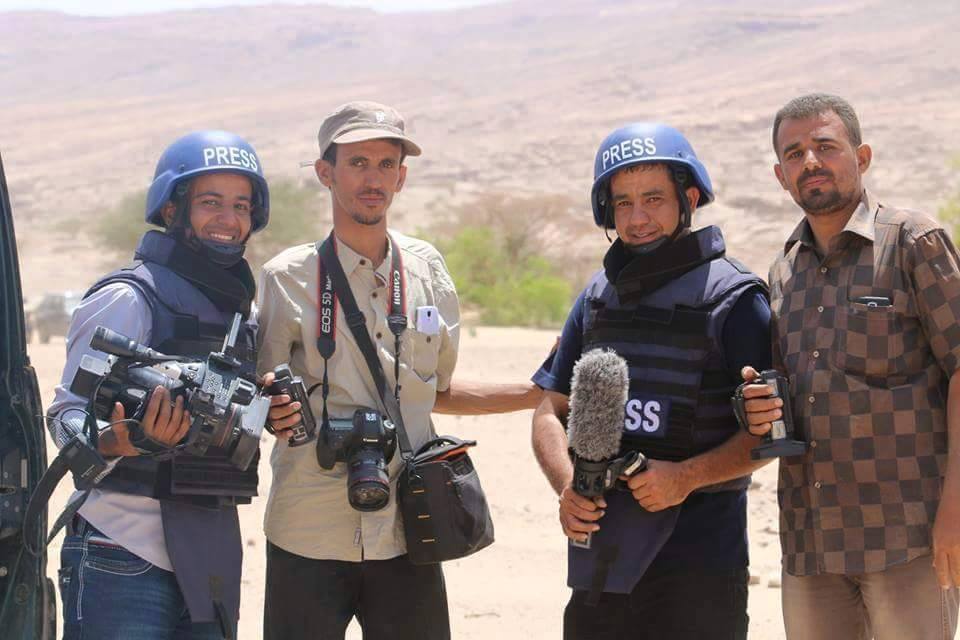 مقتل صحفي يمني وإصابة زميل له بقذيفة وجَّهها الحوثيون صوب سيارة يستقلانها وسط البلاد
