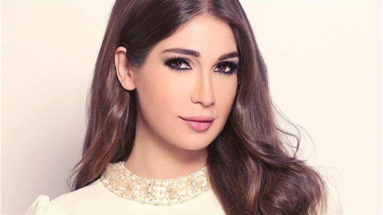 الإعلامية اللبنانية ديما صادق تقاضي مخرج الأغنية المسيئة للسوريين.. غضبٌ واستقالات من البرنامج الساخر