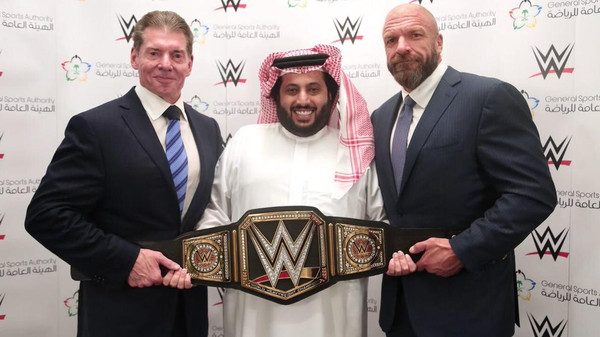 على أنغام الطبلة والرق.. تركي آل شيخ يستضيف أبطال WWE على العشاء في جدة