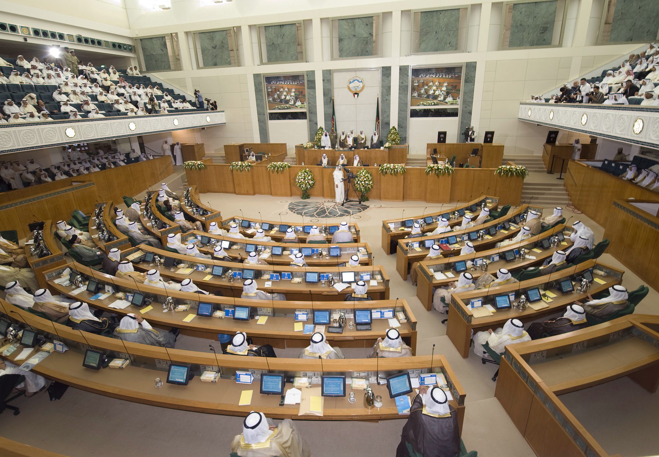 الوافدون في الكويت يترقبون كلمة البرلمان الأخيرة في قانون الرسوم على التحويلات