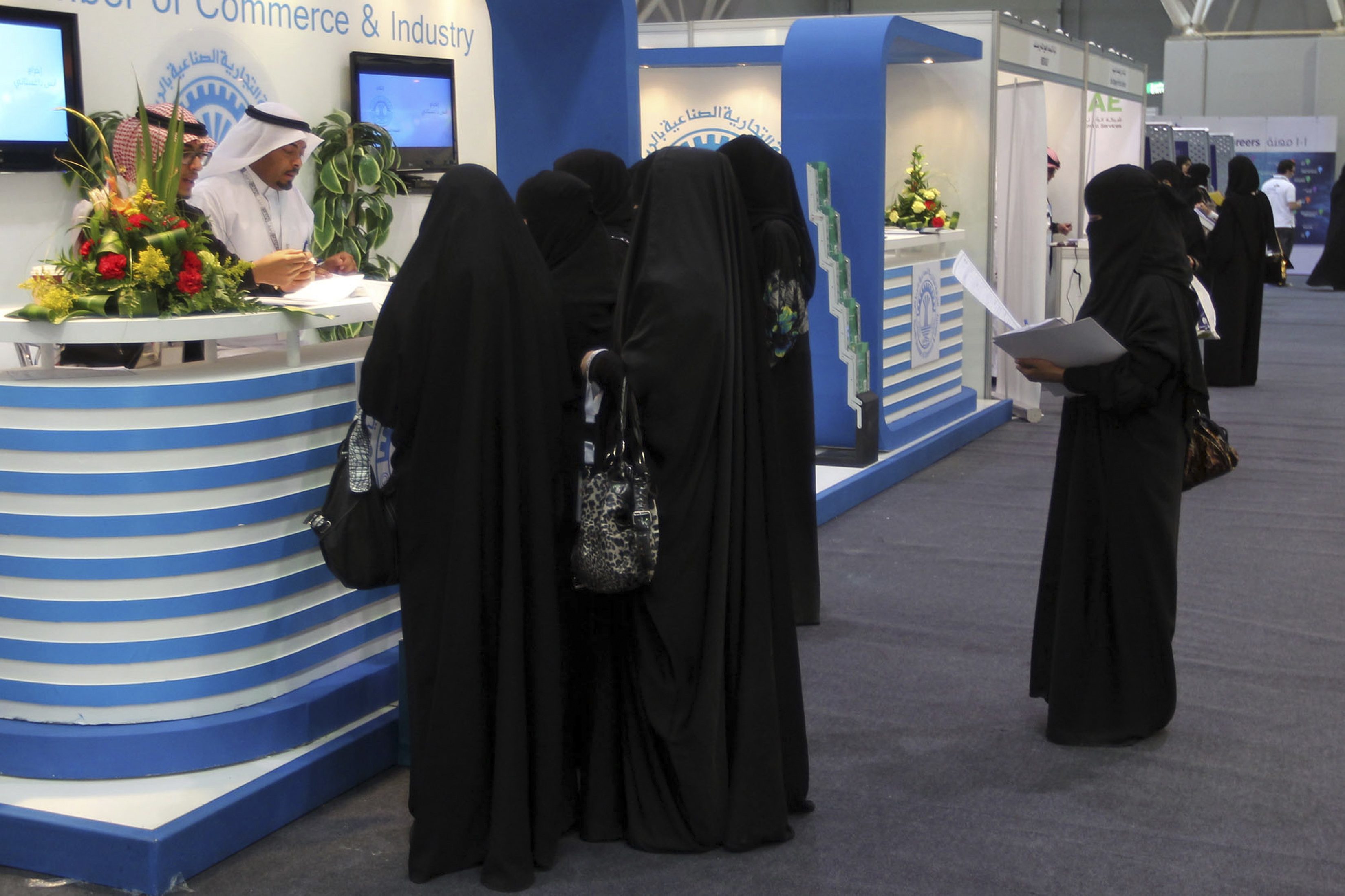 السعودية تحصِّن العاملين بـ”آبل”.. الشركة العالمية تحصل على تعهُّد بعدم ملاحقة موظفيها بسبب الاختلاط