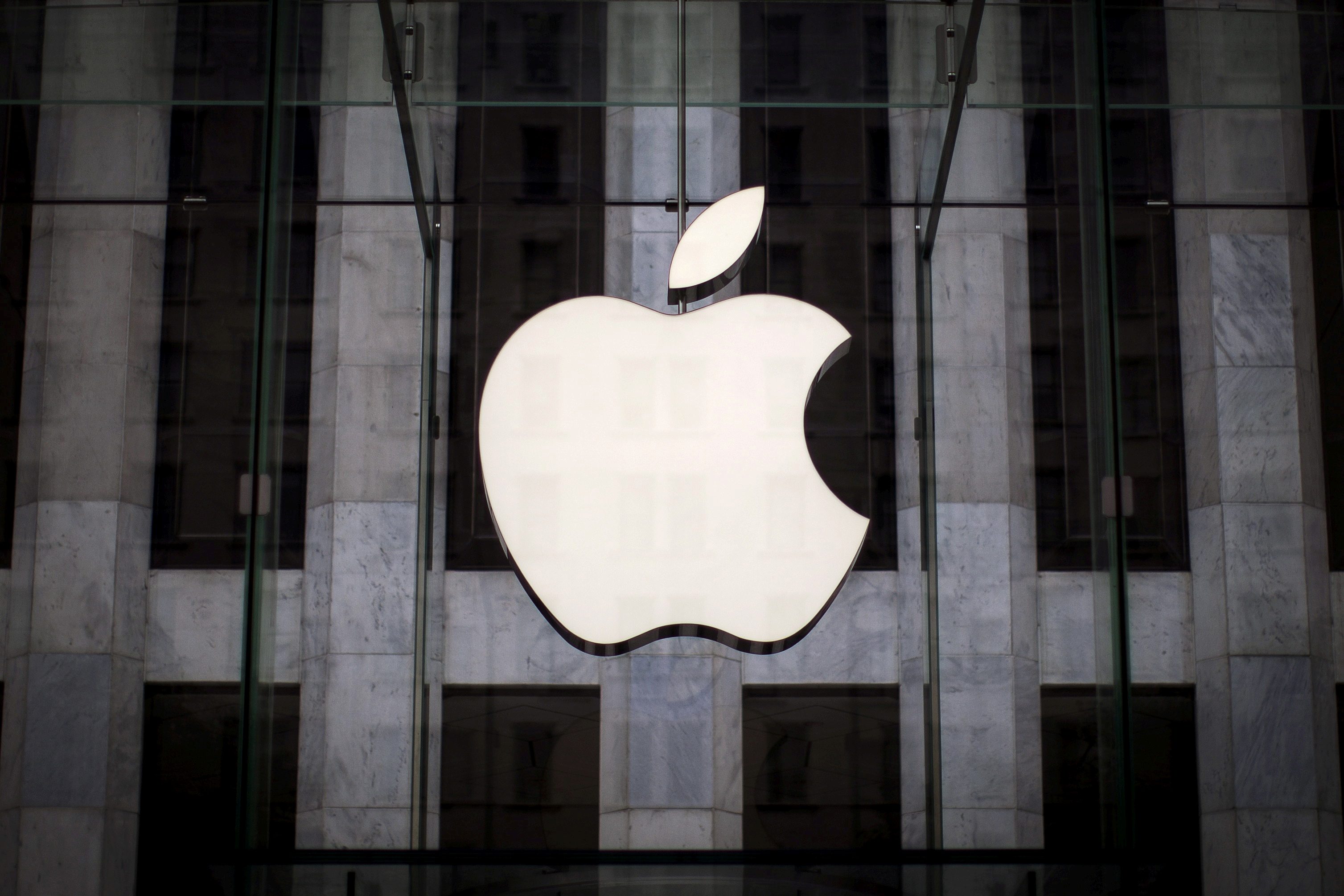 هل تدفع 10 دولارات مقابل القراءة؟ Apple تُخطط لإطلاق خدمة جديدة تضع 200 مجلة بين يديك