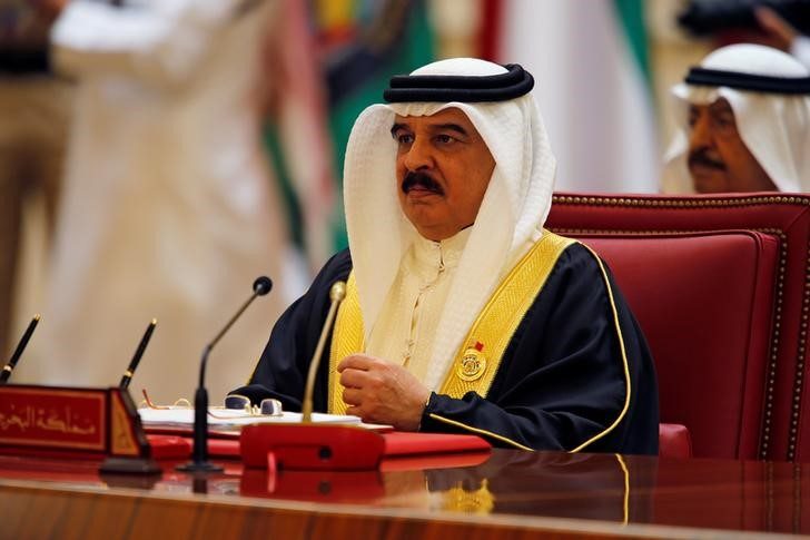 هل كُتب عليها أن تظل أفقر دول الخليج؟ البحرين تكتشف حقلاً نفطياً عملاقاً، لكن فائدته قد تكون منعدمة