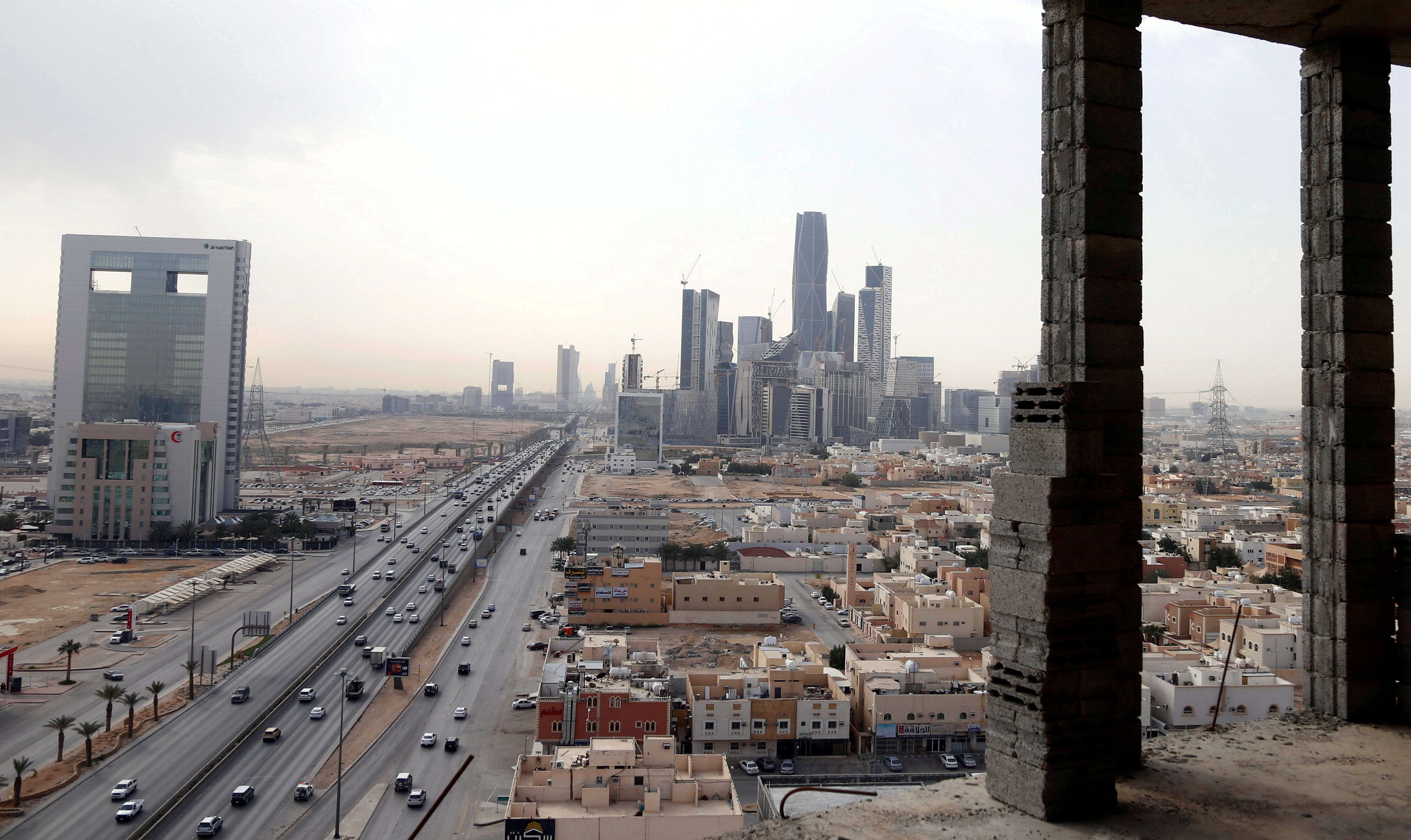 سماع دوي 3 انفجارات في سماء الرياض.. والدفاع الجوي السعودي يعترض صاروخاً