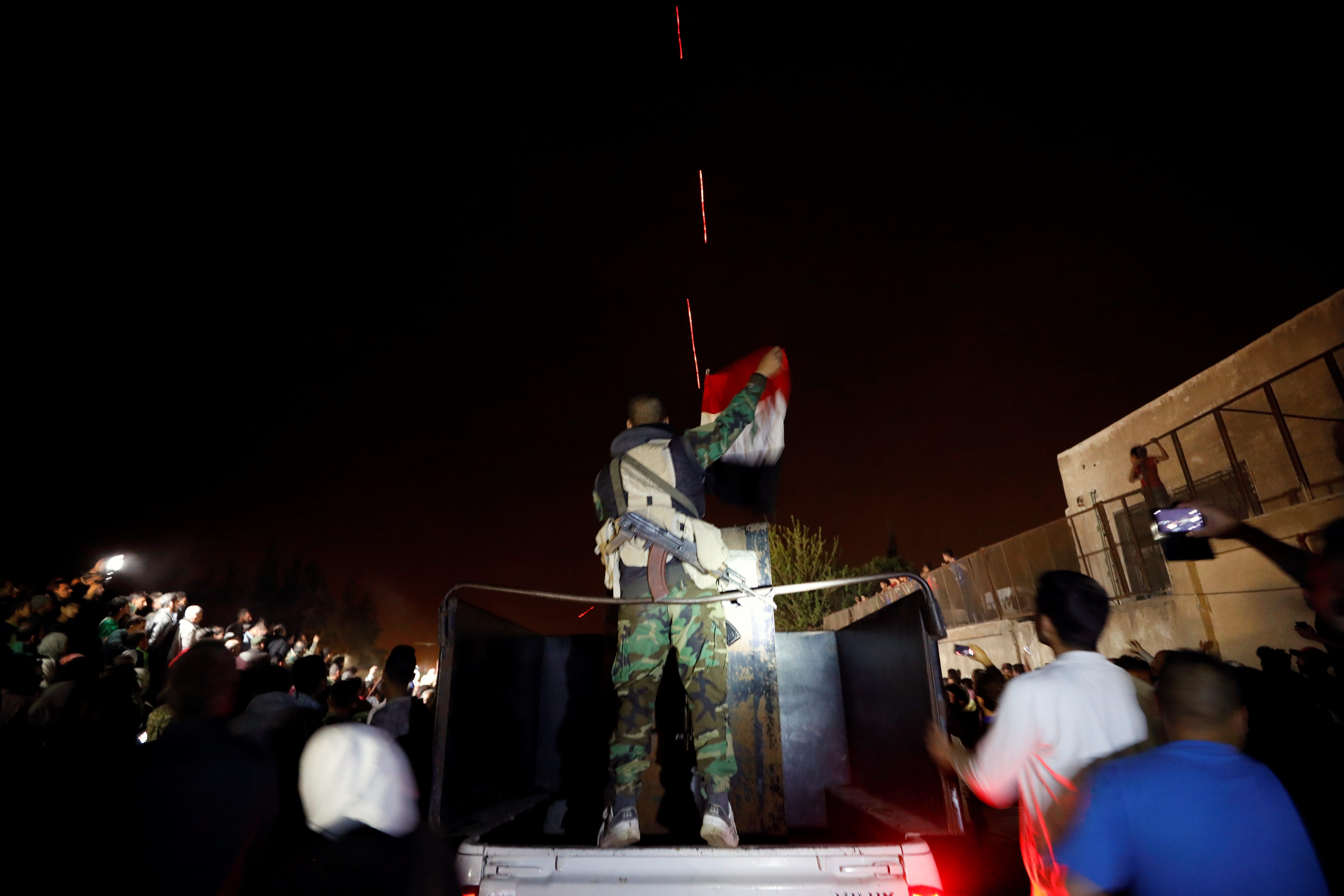 سلَّموا دبابات وراجمات صواريخ.. قادة جيش الإسلام يغادرون الغوطة، ونظام الأسد يرفع العلم على دوما