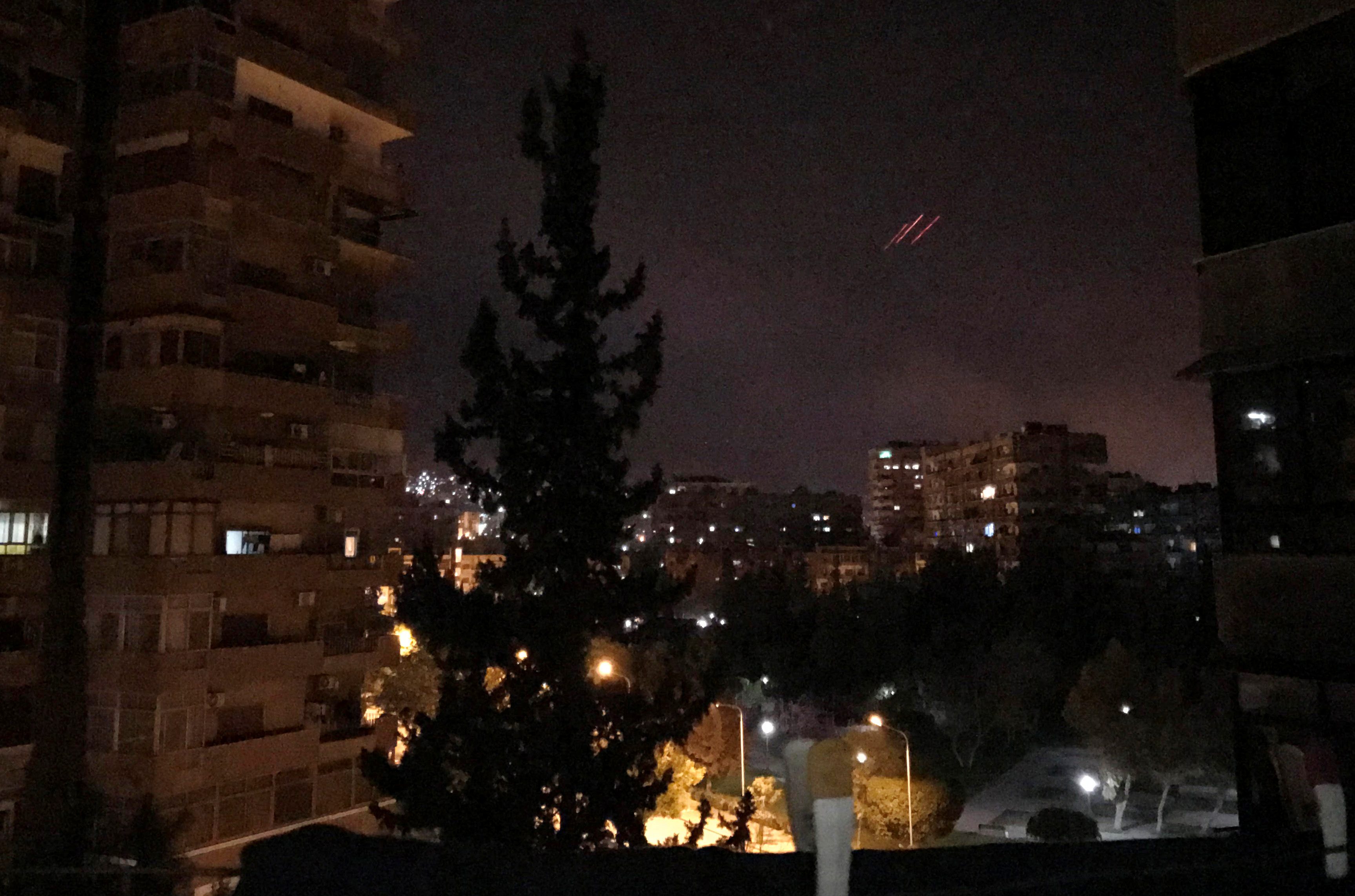 فيديو لدوي صفارات الإنذار في أرجاء دمشق مع بدء الضربة العسكرية لمواقع النظام السوري