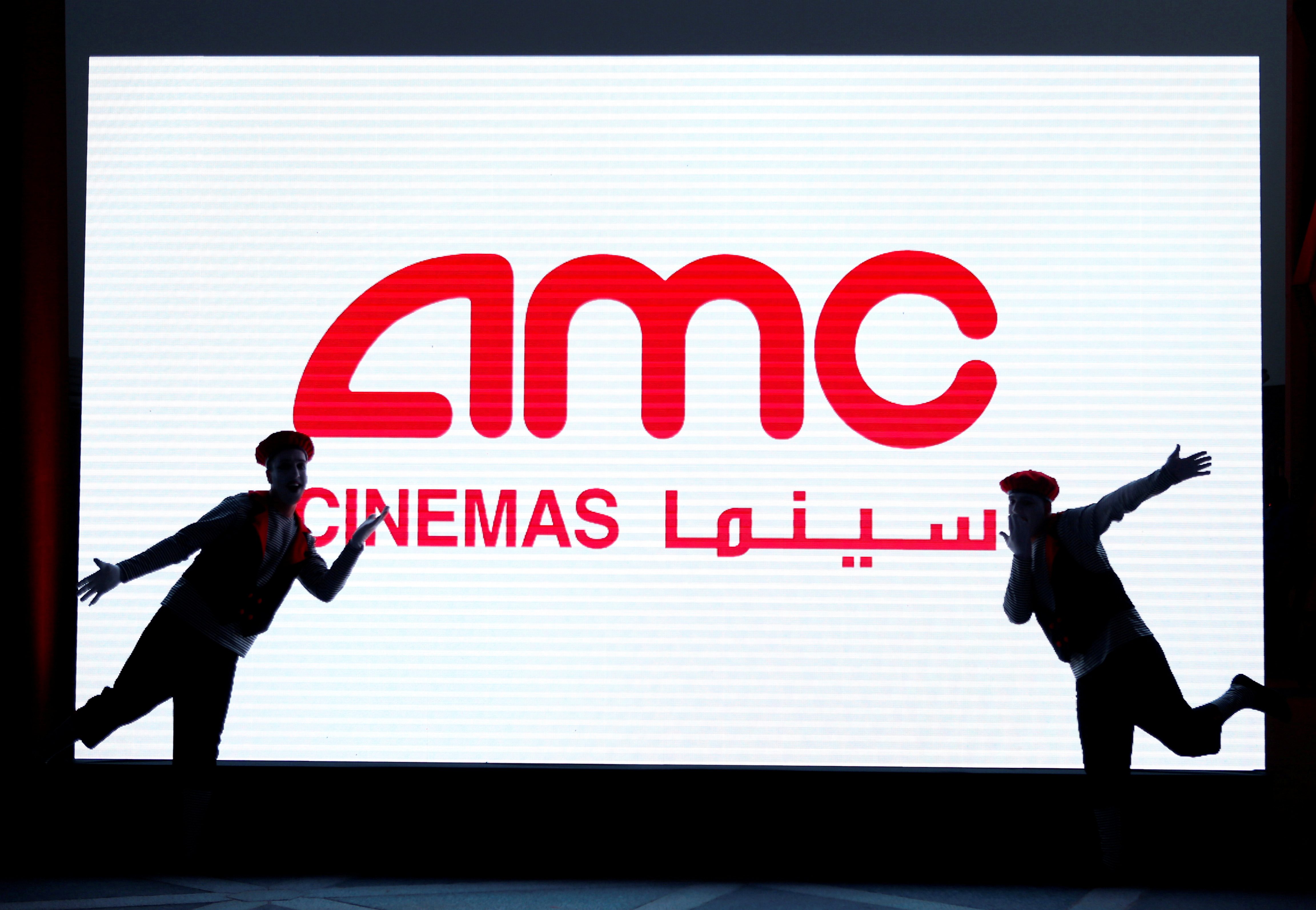 بفستانها بسطت السجادة الحمراء لضيوف أول عرض سينمائي.. سعوديون: لن نذهب إلى البحرين فالسينما هنا الآن!