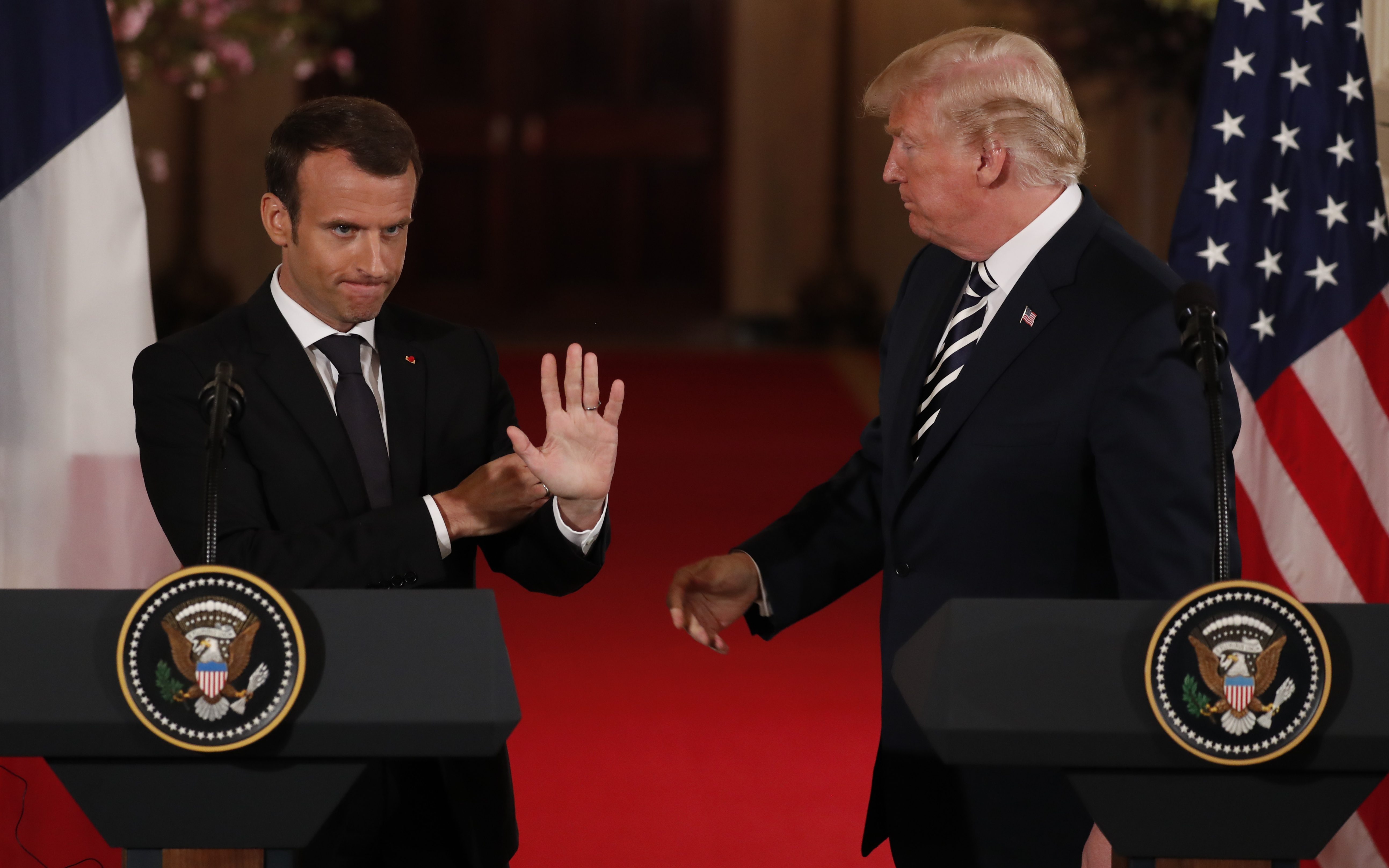 ماكرون يلمح للقرار النهائي الذي يعتزمه الرئيس الأميركي بشأن الاتفاق النووي مع طهران.. خطة بديلة يتم إعدادها أوروبياً