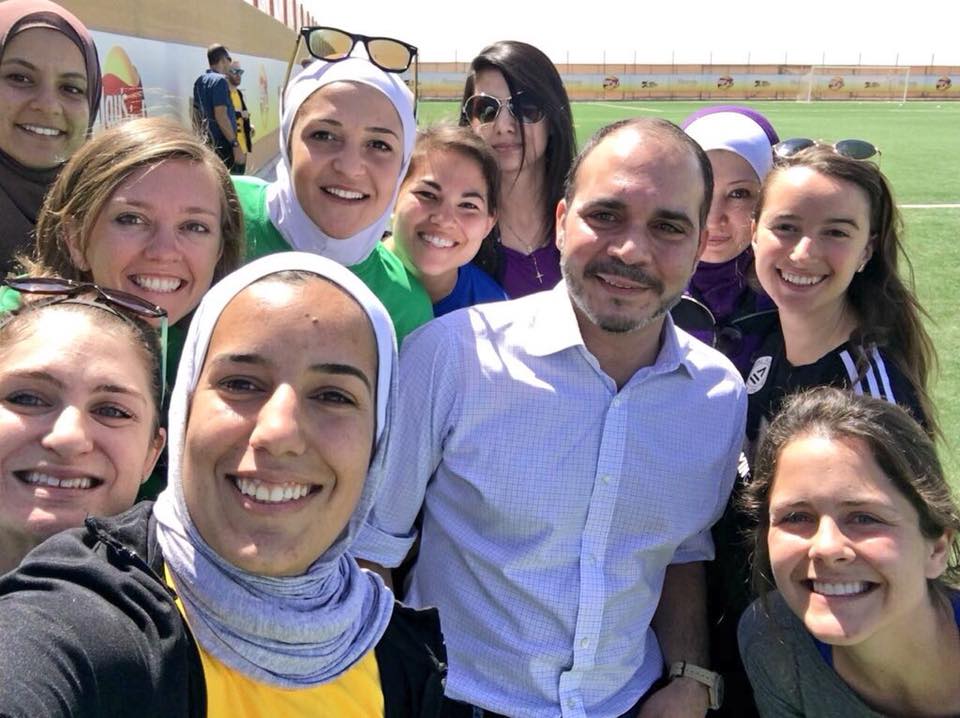بدأت بمزحة وانتهت بفعاليات جابت الأردن.. “النشميات” يتألّقن بقيادة الأمير علي بن الحسين