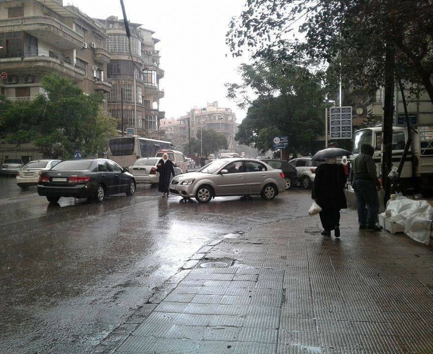 بعد القاهرة.. سيول العاصمة السورية تُغرق المنازل وتُوقف حركة السير
