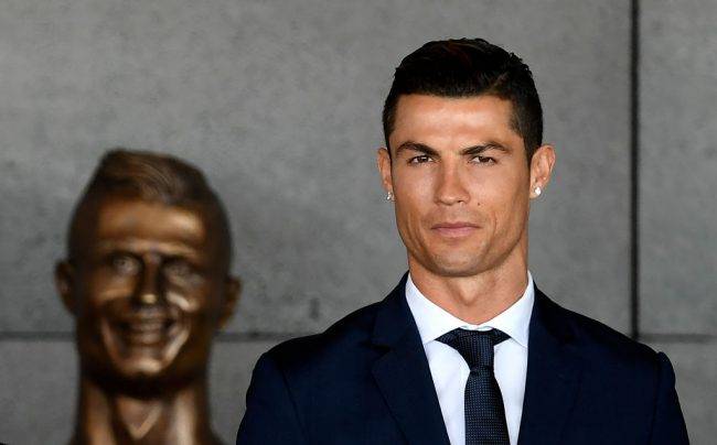 بعد عامٍ كئيب حافل بالسخرية.. نحّات تمثال كريستيانو رونالدو يرد بعملٍ جديد