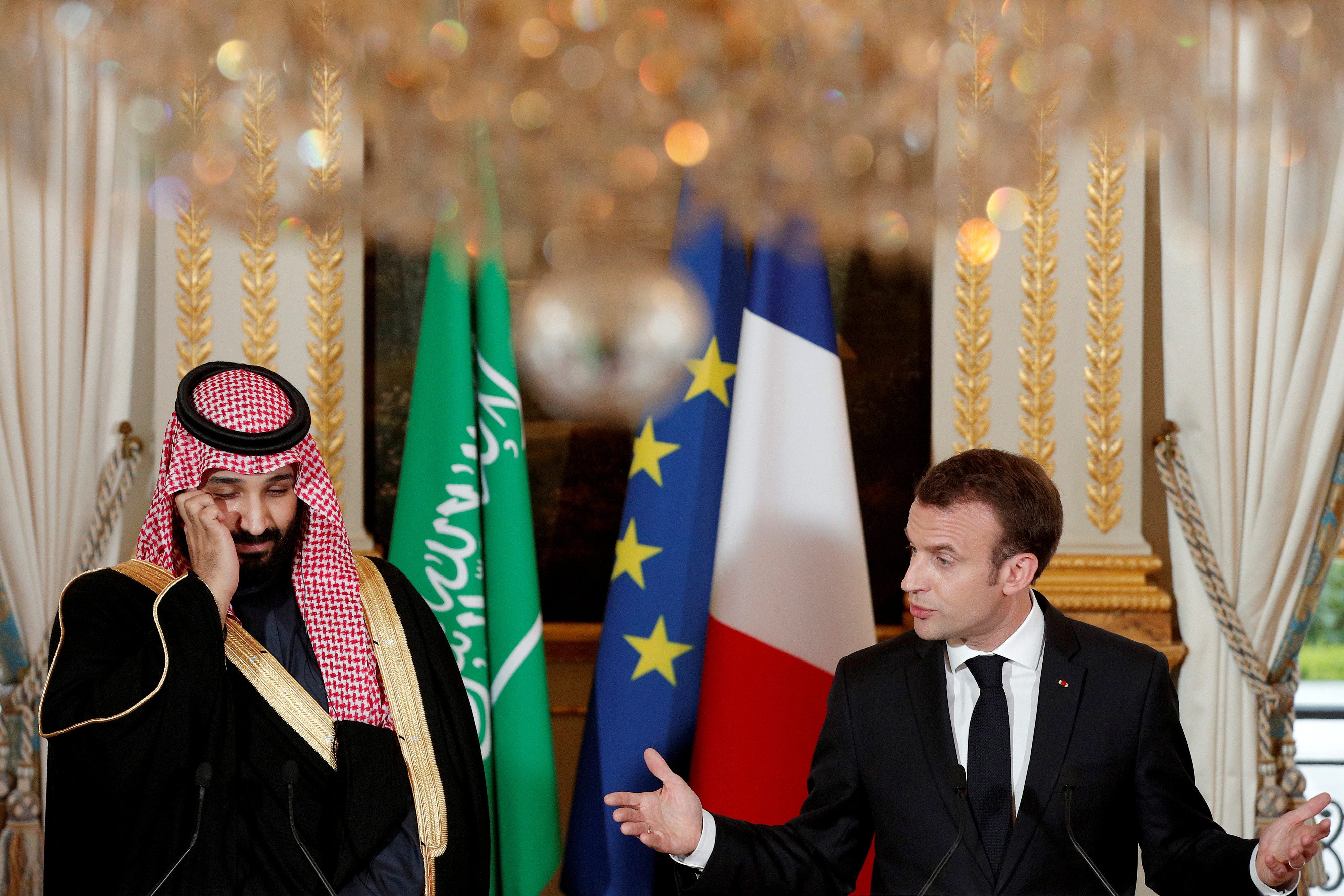 النكتة التي ألقاها ولي العهد السعودي، ولوحة “الحرية” عارية الصدر، وصورة السيلفي.. كيف تبادَلَ محمد بن سلمان وماكرون الرسائل المشفرة في باريس