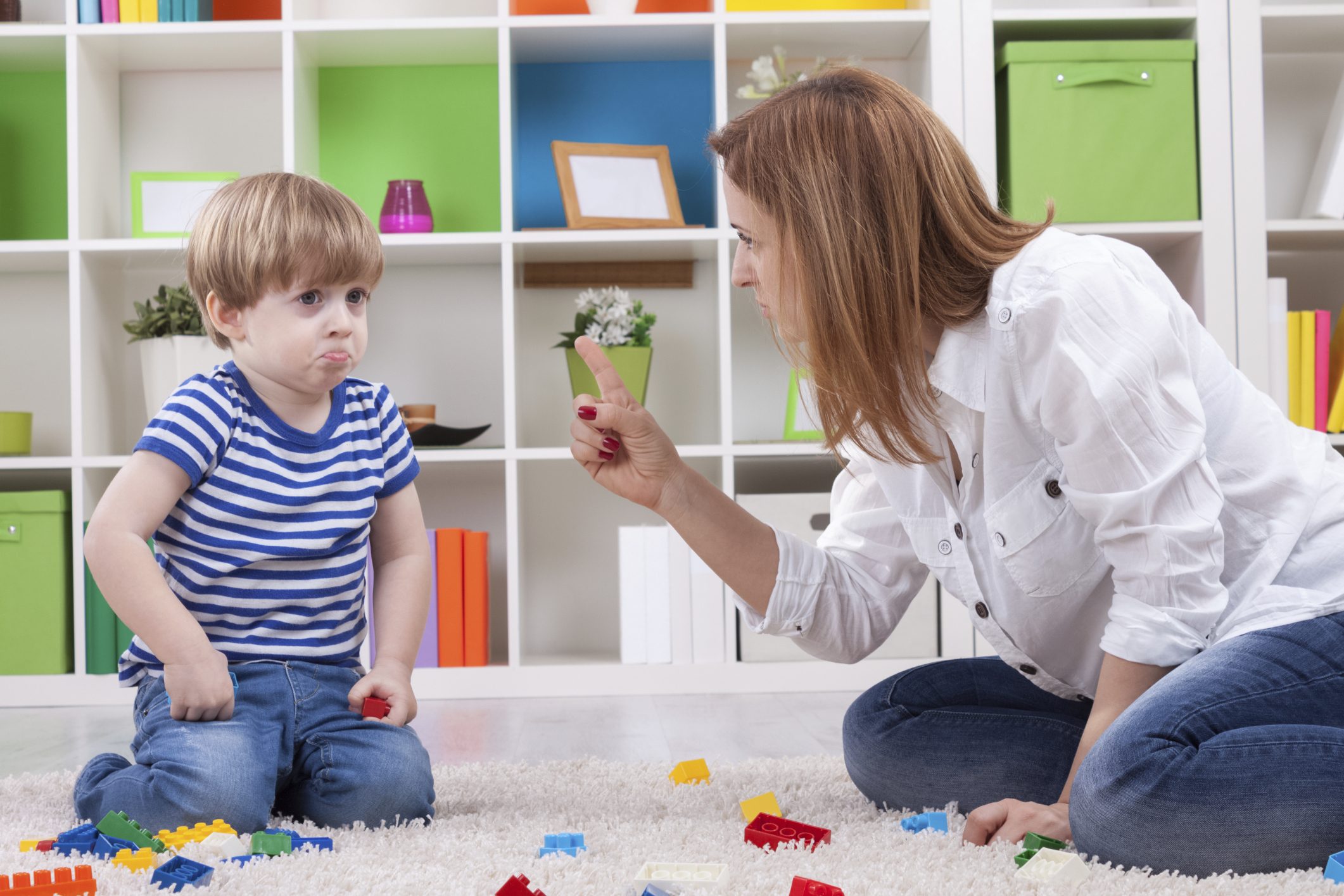كيف تضع قواعد لطفلك وتضمن منه الالتزام بها؟