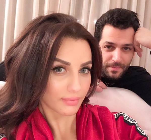 عمرو واكد وظافر العابدين أشهر العرب المرتبطين بفتيات أجنبيات.. وإيمان الباني وريا أبي راشد فضّلن شباناً غربيين
