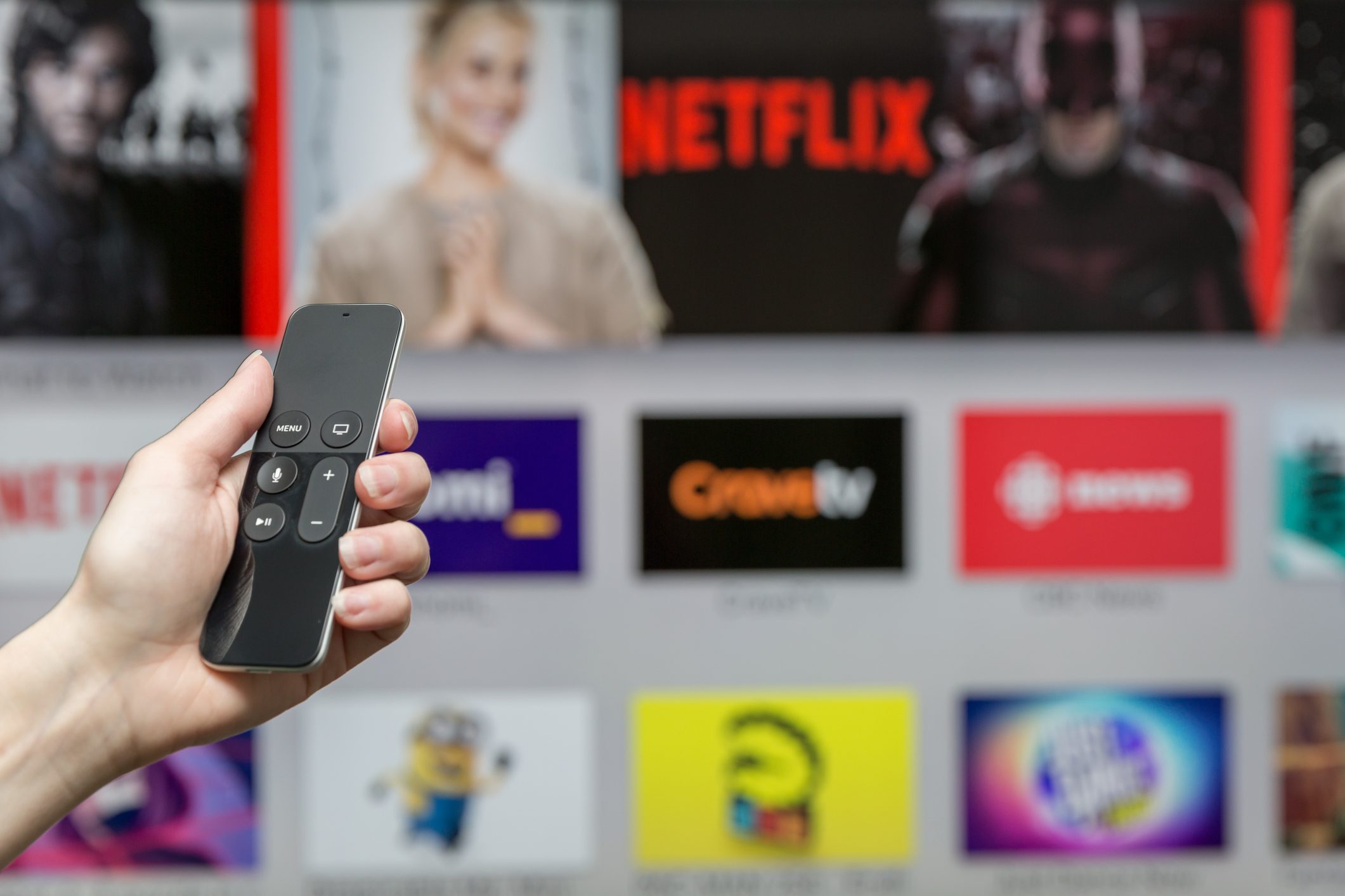 نحن ننقذك من الحيرة ونساعدك في الاختيار.. 8 أعمال حديثة وغريبة من Netflix تستحق وقتك