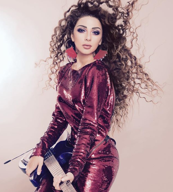 “ملكة المسرح” دون منازع.. ميريام فارس ستبهرك برقصاتها الغريبة وتفاعلها مع الجمهور