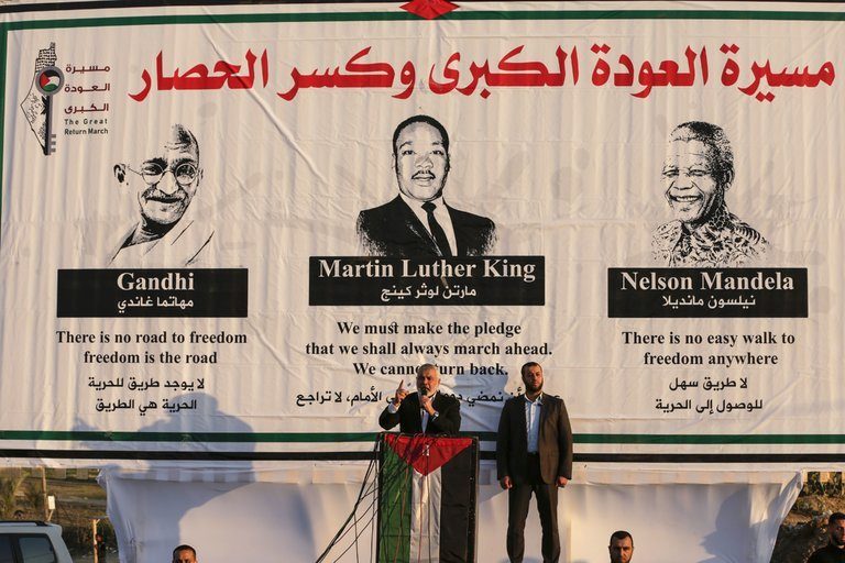 كان مشهداً مذهلاً حينما ظهر هنية أمام صورة لعمالقة المقاومة السلمية.. نيويورك تايمز:  حماس نجحت في دمج نفسها بـ”دهاء” في المقاومة الشعبية