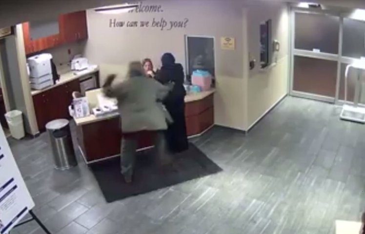 8 أشخاص تدخلوا لنجدتها من الضرب الجنوني الذي صدمها.. فيديو لهجوم مفاجئ على فتاة محجبة بأميركا