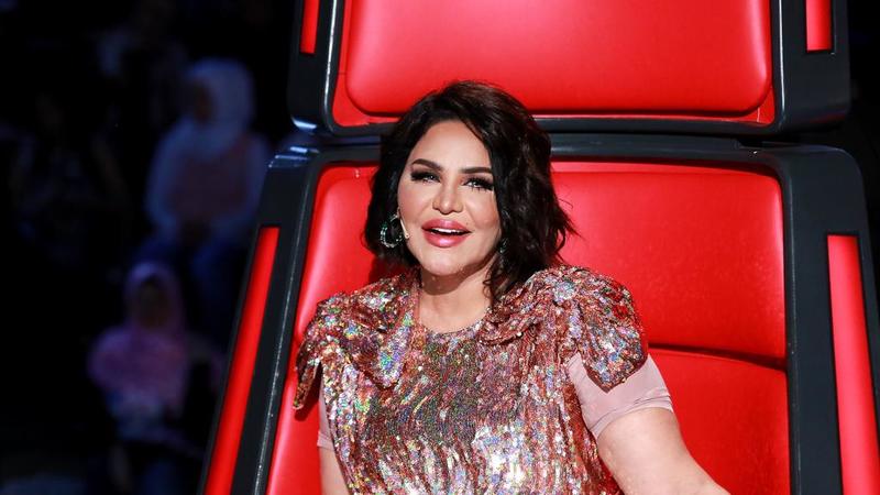 أحلام في مراكش.. شاهد المغنية الإماراتية بـ”الجلباب” المغربي تغني للملك محمد السادس