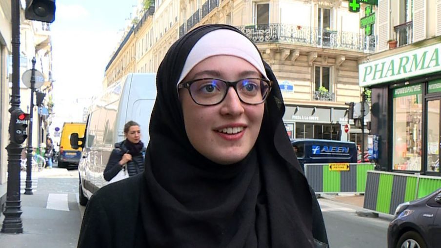هاجمها وزيران بسبب حجابها.. طالبة فرنسية تشعر بالخوف بعدما نشرت تلفونها على الانترنت وتعرضت لخطاب عنصري