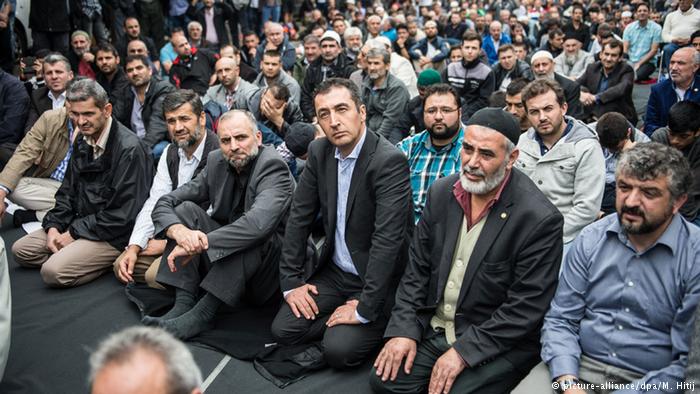 “خذوا إجازاتكم السنوية خلال شهر رمضان”.. سياسي ألماني يدعو لمنع المسلمين الصائمين من العمل في رمضان