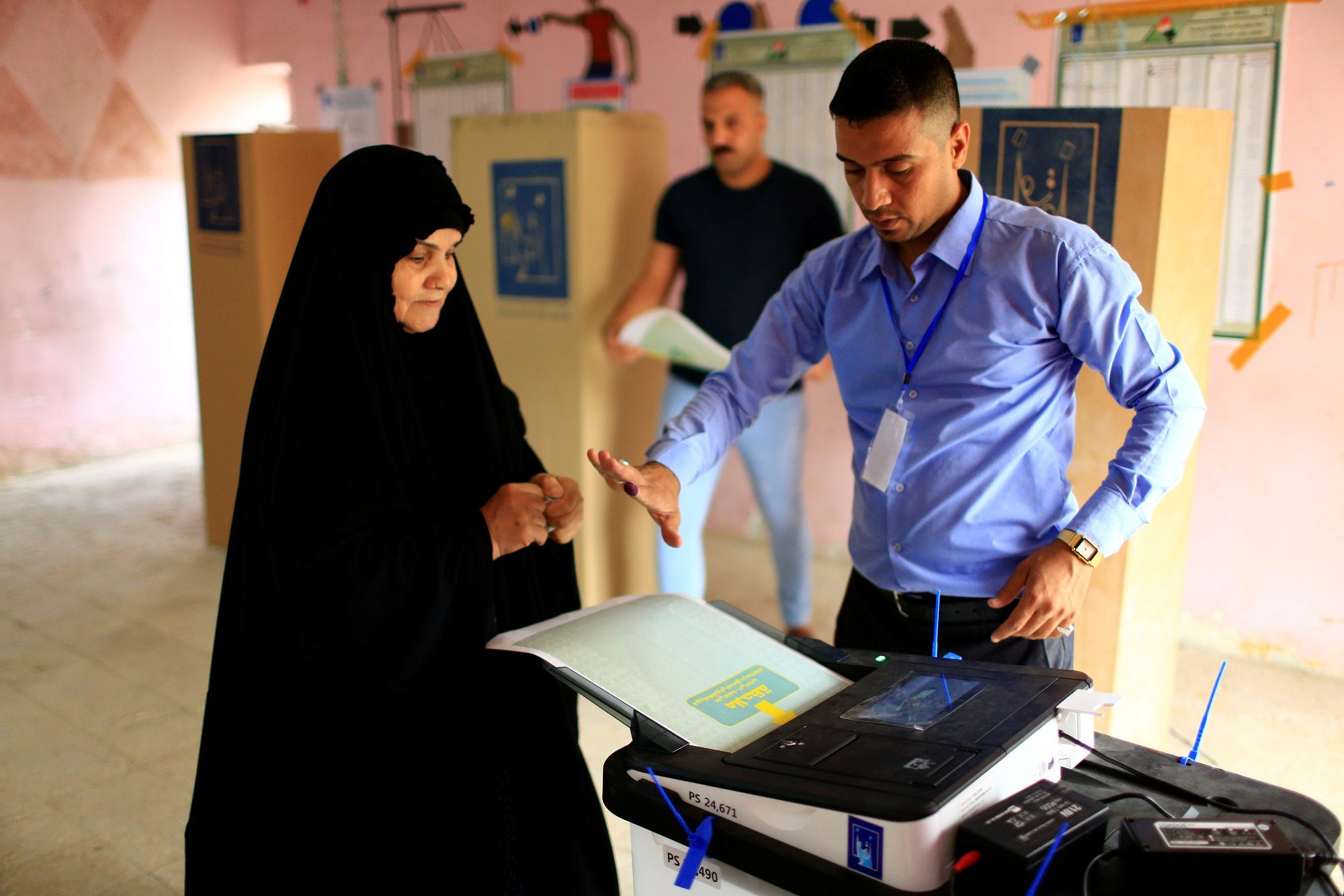 العراقيون يقترعون في أول انتخابات برلمانية بعد هزيمة “داعش”.. من هم أبرز المتنافسين في بلد تتصارع فيه إيران وأميركا؟