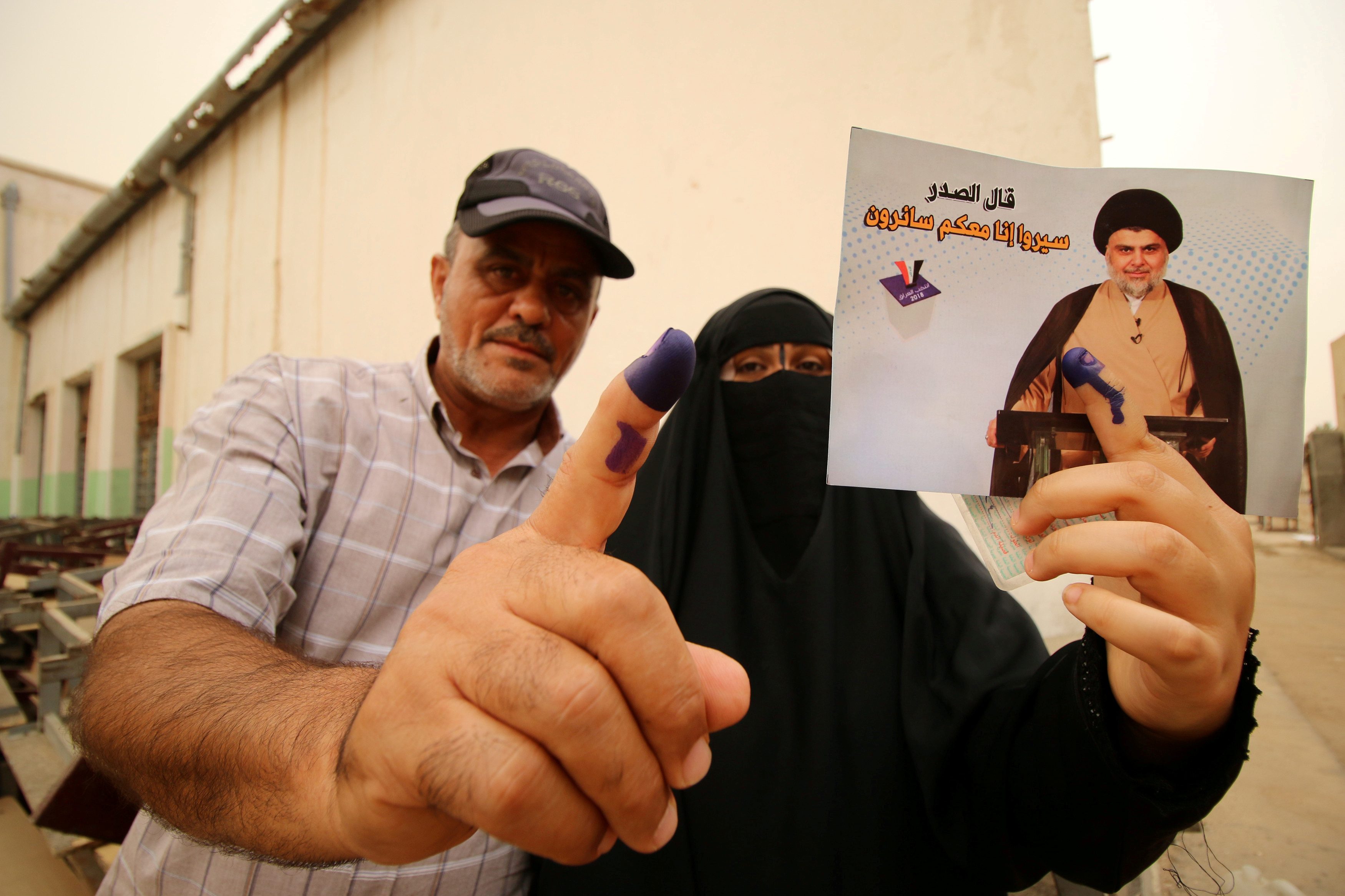 مسؤول عراقي: هناك خلل في عملية الاقتراع.. ومواطنون ينشرون فيديوهات لعمليات “التزوير”.. والعزوف كان الرسالة الأقوى