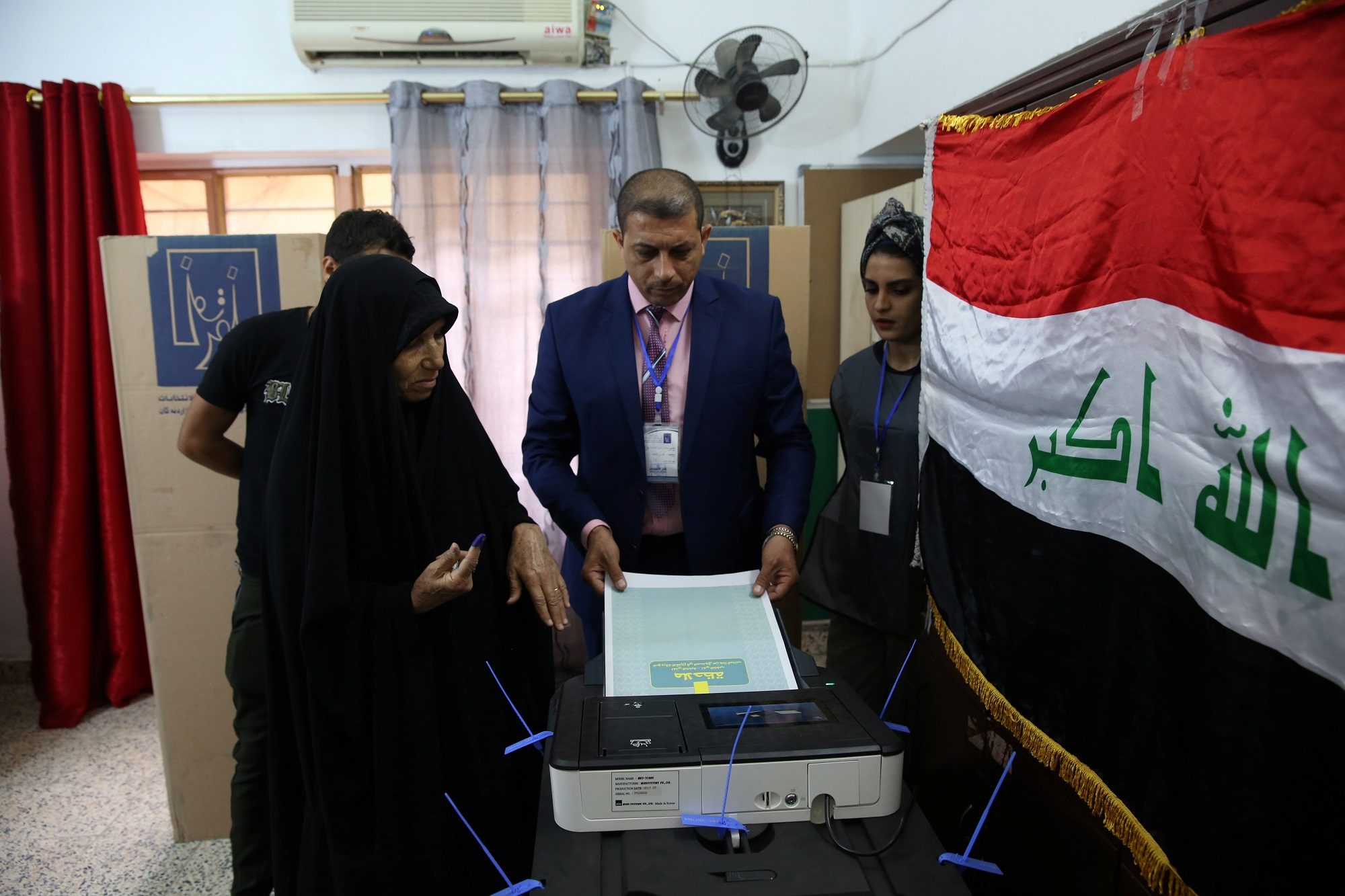 حشدوا، خططوا، وتحالفوا للفوز بالسلطة.. لكن كيف ينظر العراقيون للساسة المشاركين بالانتخابات وماذا يتوقعون منهم؟