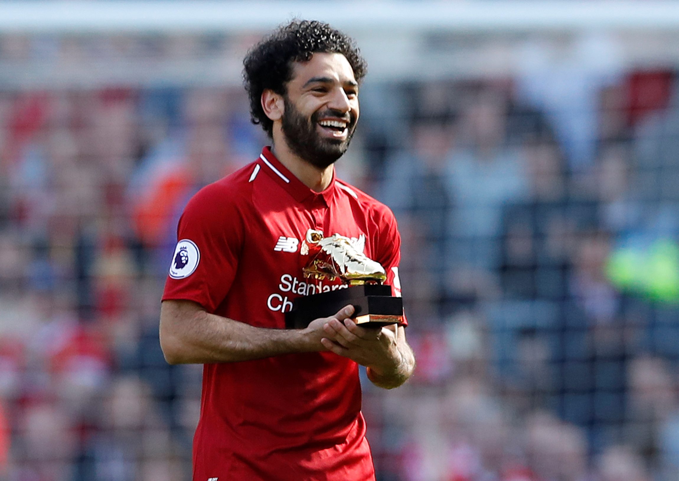 مكة على خطى أبيها.. شاهد ابنة محمد صلاح تستعرض مهاراتها الكروية وسط تشجيع جمهور ليفربول