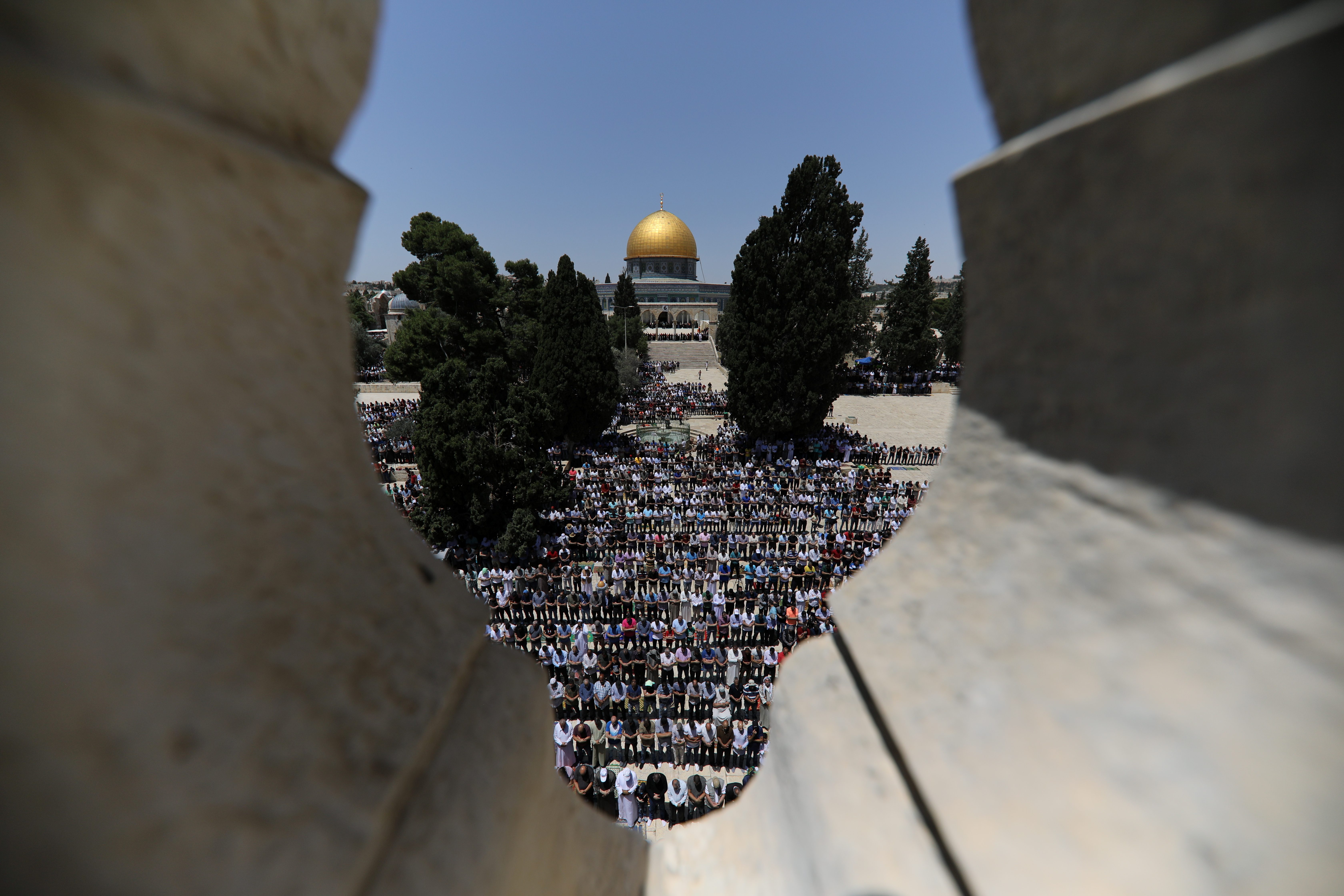 القدس التي اعترفت بها أميركا “عاصمة لإسرائيل” تزدحم بالفلسطينيين.. هكذا كان المشهد في أول جمعة في رمضان