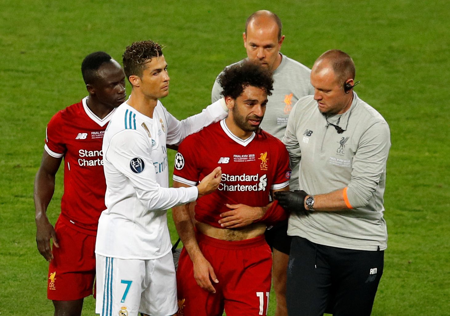“كله منك يا راموس.. الكل زعلانين”.. ردود فعل مشاهير مصريين وعرب بعد إصابة صلاح خلال النهائي