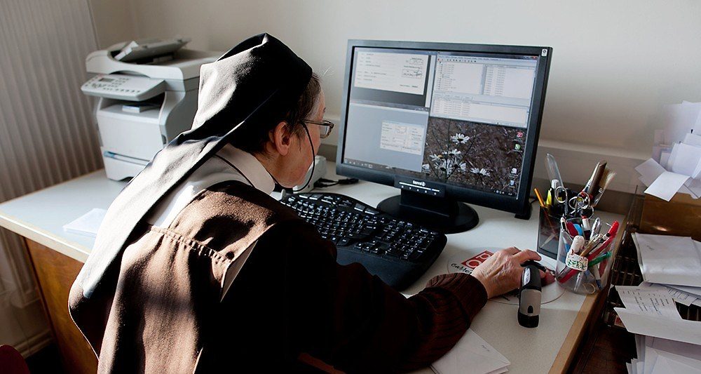 الفاتيكان يسمح لـ44 ألف راهبة منعزلة باستخدام الشبكات الاجتماعية، والبابا يحذر من مخاطر الإنترنت