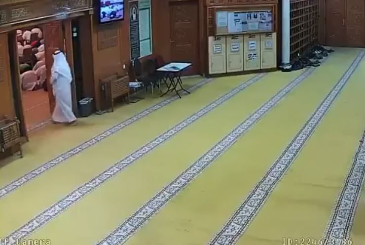 هل تذكرون تفجير مسجد الصادق بالكويت قبل 3 سنوات؟.. مشاهد تعرض لأول مرة من زوايا عدة تُظهر الانتحاري وما فعله