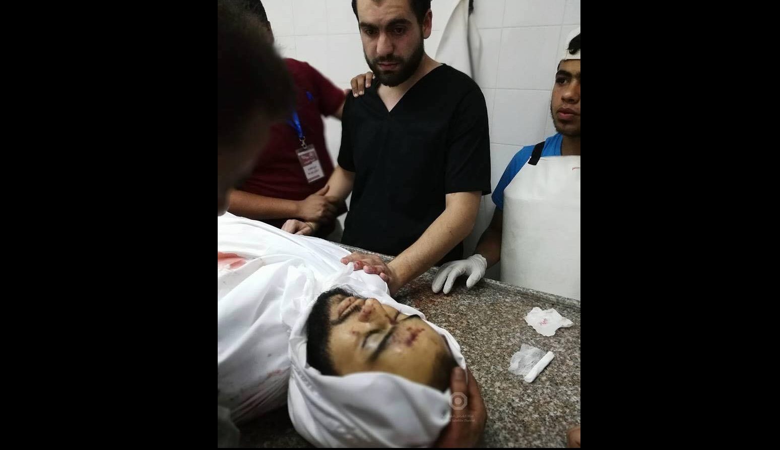طبيب غزِّي يقف عاجزاً أمام جثة شقيقه! (صورة)