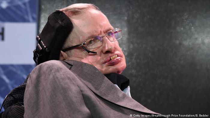 12 ألف شخص من 50 دولة تقدموا للحصول على تذكرة لحضور مراسم دفن ستيفن هوكينغ.. لكن المسموح لهم أقل بكثير
