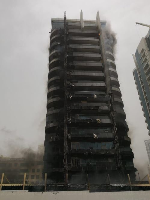 النيران تلتهم برجاً سكنياً في دبي.. ونشطاء يتداولون فيديو للحادثة