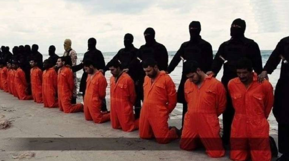 تحلَّلت جثثهم وانفصلت رؤوسهم عن أجسادهم.. ليبيا تعيد رفات أقباط مصريين نحرهم “داعش” قبل 3 أعوام