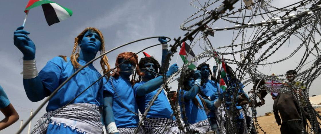 شخصيات بملابس أفاتار تقاتل على الحدود الإسرائيلية من أجل “كوكب فلسطيني” تعرَّض للغزو