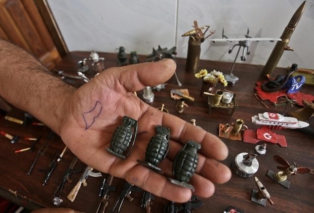 هدفه إظهار حقيقة النضال الفلسطيني.. فنانٌ من غزة يحوّل الرصاص والشظايا إلى قطعٍ فنية