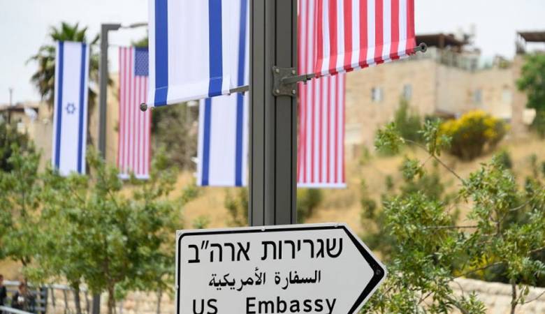 بالقرآن، فلسطينية تعكر على إسرائيل حفل افتتاح السفارة الأميركية بالقدس (فيديو)