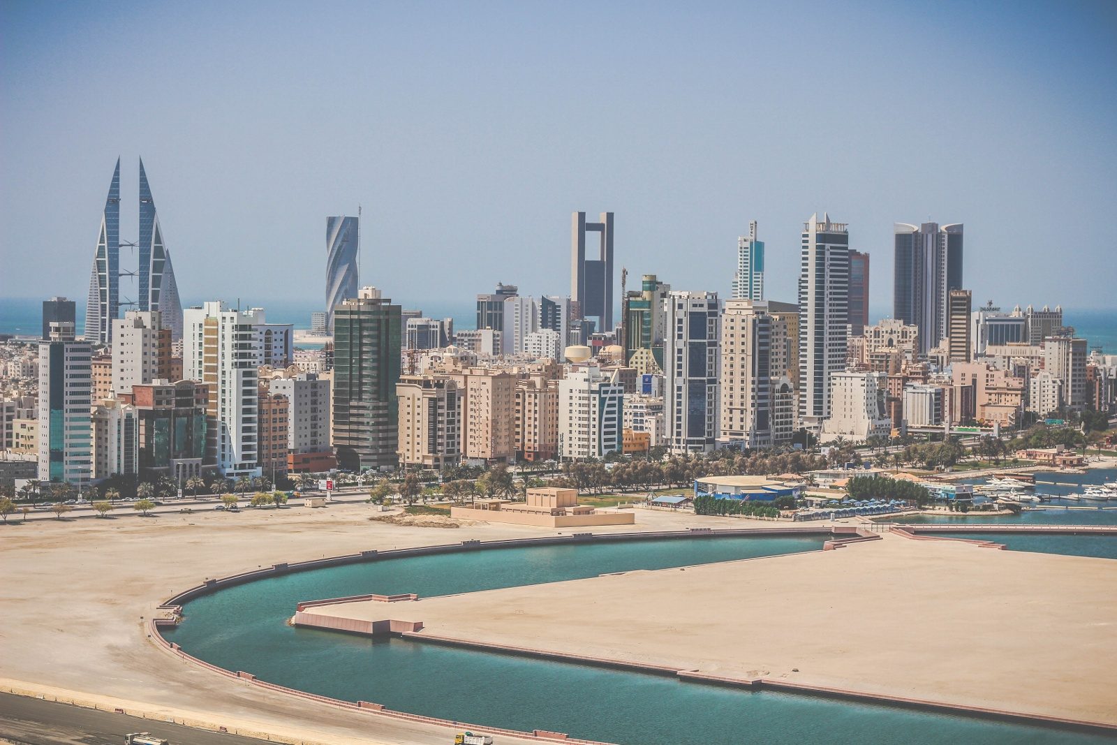 بعد خطوات مشابهة في الإمارات وقطر.. البحرين تدرس منح إقامات طويلة دون كفيل للمستثمرين الأجانب، ما علاقة السعودية بذلك؟!
