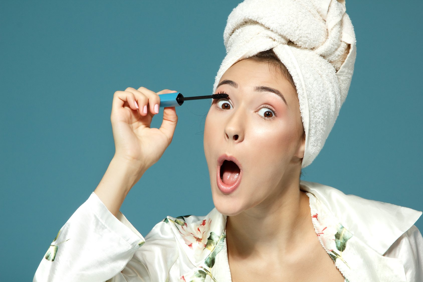 هذا ما حصل لعينيها عندما لم تزلْ الماسكرا بطريقة صحيحة… كيف تتجنّبين ذلك؟