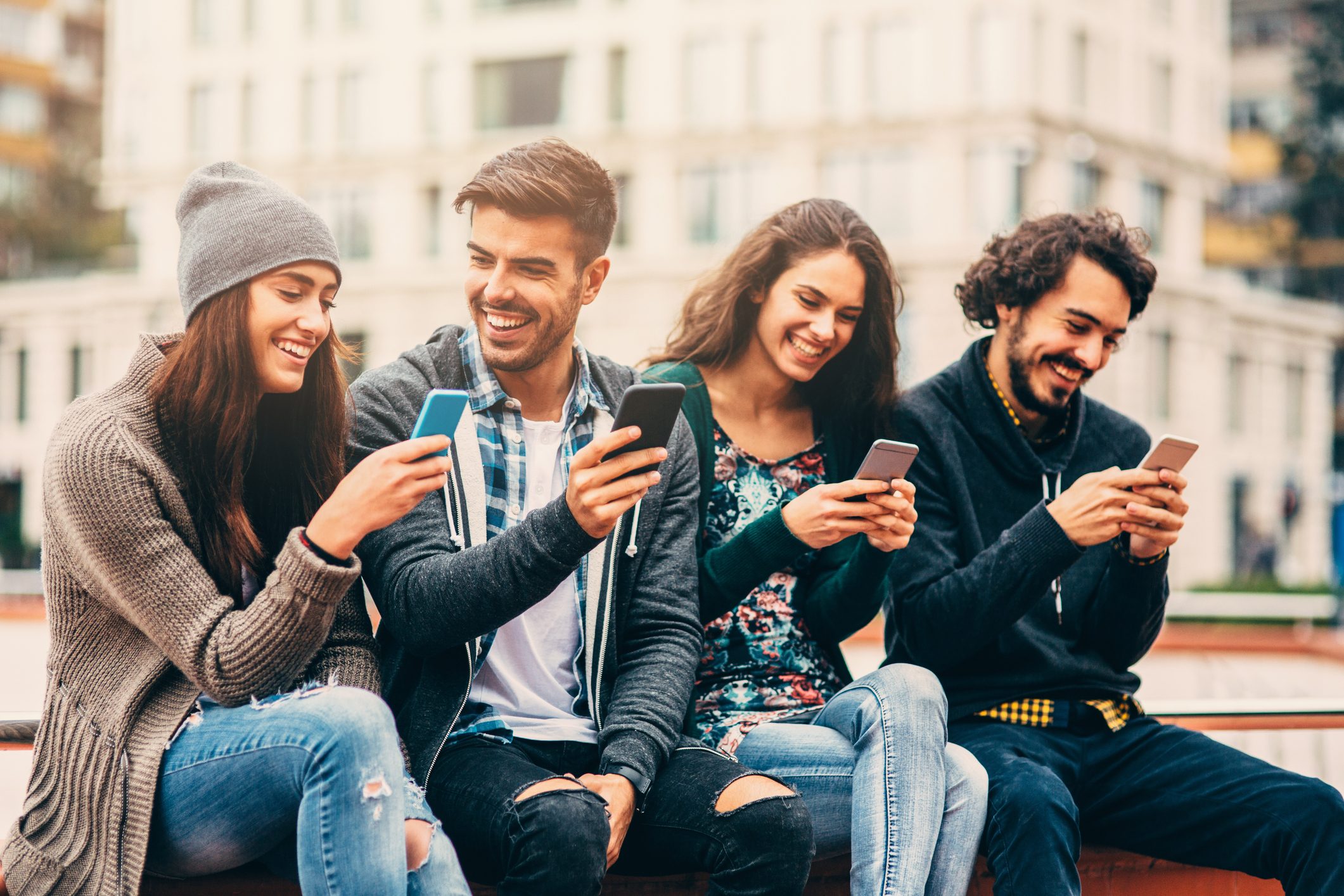إن كنت تستخدم الهاتف بكثرة فانتبه.. قد يصيبك مرض التهاب أوتار الأصابع