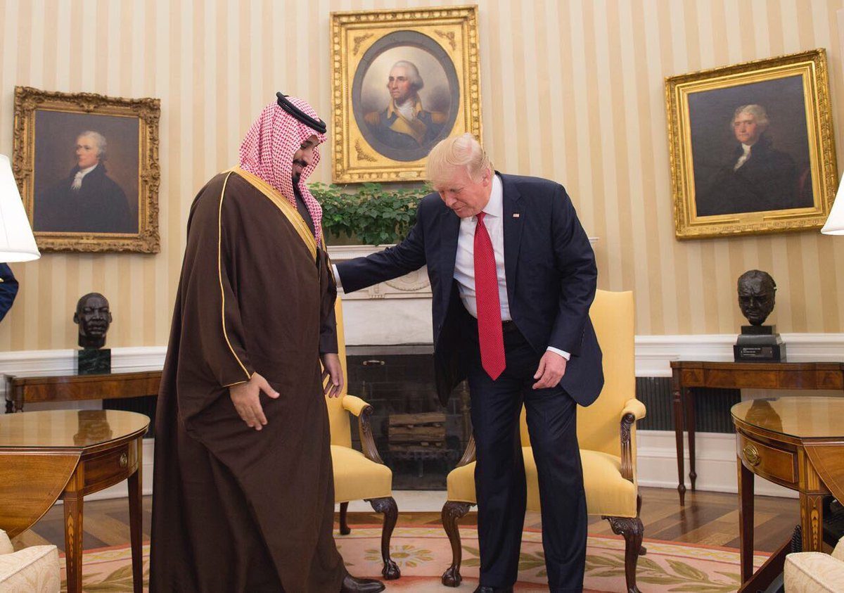 إذا كان السعوديون قد اشتكوا من إشارة أوباما بأنهم “ركاب مجانيون” فإنَّ ترمب يطالبهم الآن بالمليارات.. عاصفة “نادر وبرويدي” تكشف الرهانات الخليجية الخاطئة