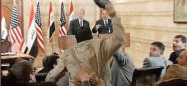 لا داعي أن نذكركم بمن ضرب بوش بالحذاء، الصحافي العراقي يعود للأضواء لكن هذه المرة ليس بحذائه