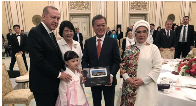 من بين أطفال كوريا الجنوبية اختارها أردوغان للتصوير معها؟! من هي الطفلة التي ظهرت بجانب الرئيس التركي وزوجته!