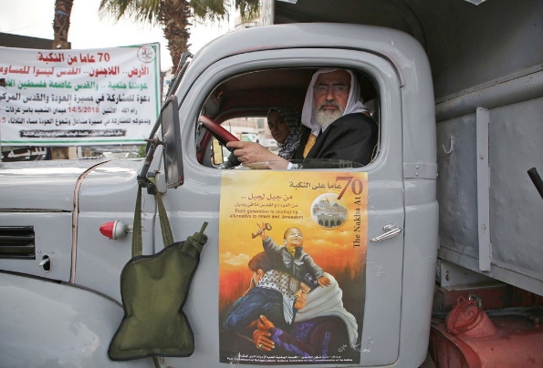 بشاحنات نقلت أجدادهم قبل 70 عاماً.. الفلسطينيون يجوبون شوارع غزة وصولاً إلى مخيمات العودة (صور)